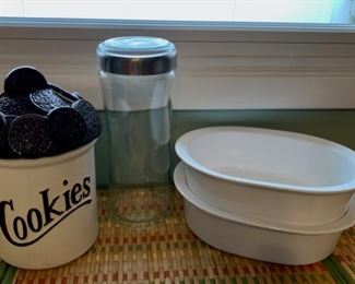 REDUCED!  $10.50 NOW, WAS $14.00..............Cookie Jar, Noodle Jar and more (B325)