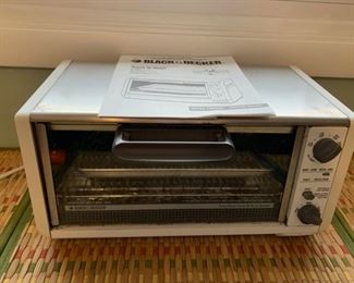 CLEARANCE  !  $6.00 NOW, WAS $20.00..............Black and Decker Toaster Oven (B343)