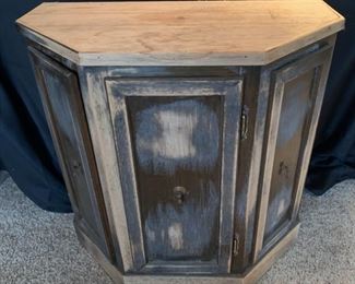 CLEARANCE  !  $3.00 NOW, WAS $10.00..............Small Cabinet, needs painting (B437)