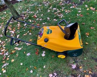CLEARANCE !  $45.00 NOW, WAS $150.00..............Yard Man 21" Snow Thrower 5.5 HP  (B394)