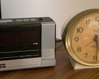 REDUCED!  $7.50 NOW, WAS $10.00..............Pair of Clocks (B560)