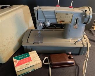 HALF OFF!  $62.50 NOW, WAS $125.00..........Vintage Heavy Duty Singer Sewing Machine (B517)