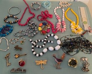 REDUCED!  $12.00 NOW, WAS $16.00...............Jewelry Lot (B671)