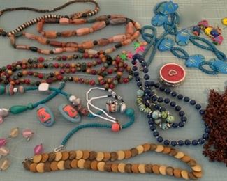 CLEARANCE!  $4.00 NOW, WAS $12.00...............Jewelry Lot (B665)