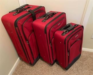 REDUCED!  $37.50 NOW, WAS $50.00..............Set of Red Luggage, Like new very clean (B664)