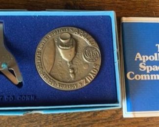 CLEARANCE  !  $25.00 NOW, WAS $75.00............Apollo Soyuz Bronze Coin Medal with Stand (B641)