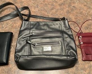 CLEARANCE !  $10.00 NOW, WAS $25.00................(Purses H)