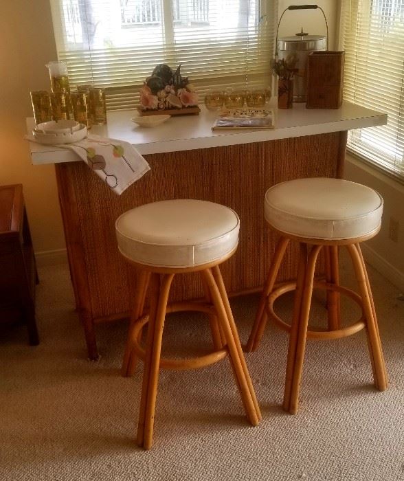 Vintage rattan bar with formica top and 2 rattan bar stools