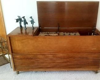 Midcentury Magnavox stereo