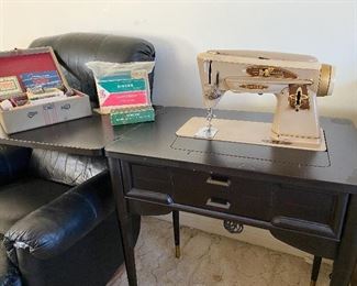 Singer sewing machine with accessories 