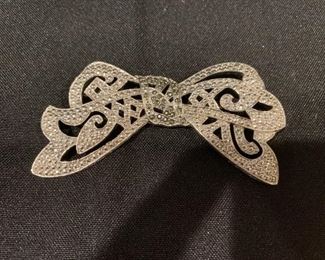  $10 - Vintage bow pin - measures 4"