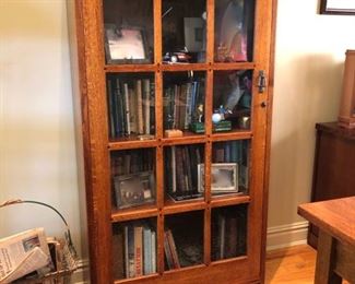 Pair of Arts & Crafts style display cabinets - Broyhill