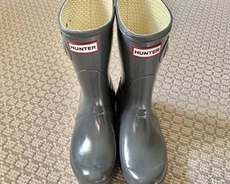 $75; Hunter short gray boots, US 6M/7F