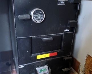 Amsec Digital Combination Safe, 33.5in x 21in x 21in