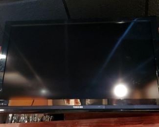 Toshiba 46in LCD TV, Model 46RU525R, With Wall Mount