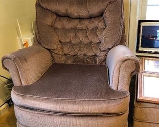 UPHOLSTERED CHAIR 