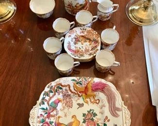 Royal Crown Derby  - "Olde Avesbury"