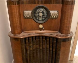 1930's Zenith black dial radio