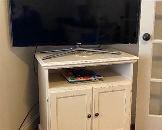 Tv stand/ nightstand
31” x 18” x 32”
$50
Samsung 48” $225