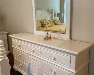 Dresser
70 x 19 x 37 1/2
$275