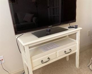 Small tv console / accent table
36”x 13” x 28 1/2”
$65