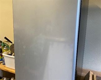 Magic chef mini fridge
19” across 31 1/2” high
$90