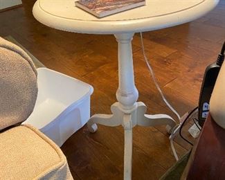 Ethan Allen white accent side table
23 1/2” high
$65