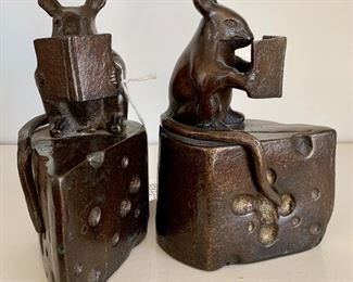 Heavy and cute mouse bookends