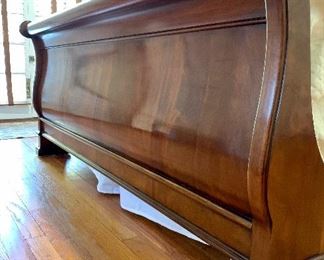 Close up of the footboard of the queen sleigh bed. Excellent condition!