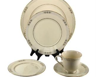 Lot 093
Lenox Porcelain 'Firelight' 5 Piece Place Setting (3 of 6)