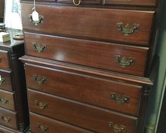 Very nice chest of drawers