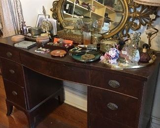 Desk/dresser