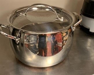 #122	kirkland made in italy stock pot with lid 8 qt 	 $20.00 
