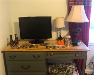 sleepy, smiley-face desk