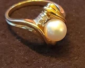 Gorgeous 14K Gold & lustrous Pearl Ring with 2 small Diamonds * Size 7 approx. (Sizeable since it's gold) Jewelry