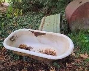 Cast iron tub