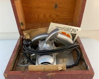 CLEARANCE!!! $6.00  NOW, WAS $30.00..............Black & Decker 7” Heavy Duty Saw with vintage wood box (P105)