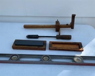 $14.00..............Vintage tools, level and more (P053)