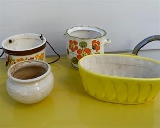 CLEARANCE !  $4.00 NOW, WAS $12.00.............Retro Flower Pots (P030)