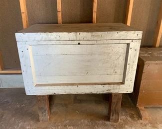 CLEARANCE!!!  $15.00 NOW, WAS $50.00..............Medium Size Primitive Trunk (P114)