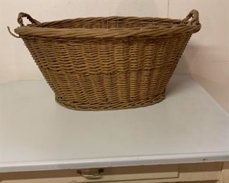 CLEARANCE!!!  $8.00 NOW, WAS $30.00..............Large Vintage Wicker Laundry Basket (P613)