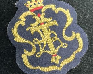 UK ROYAL NAVY CREST BAGDE PIN