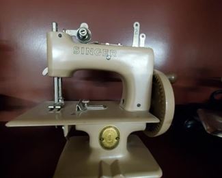 VINTAGE SINGER (GR. BRITAIN) METAL TOY SEWING MACHINE
