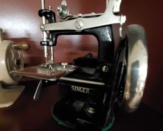 ANTIQUE IRON SINGER MODEL 20 TOY SEWING MACHINE THAT SEWS