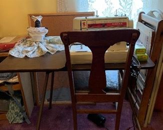 Singer Sewing Machine with Retro Sewing Table.