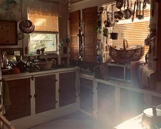You will feel right at home in this cozy kitchen ! Just packed with utensils, vintage elements & a nice selection of small appliances and bakeware.