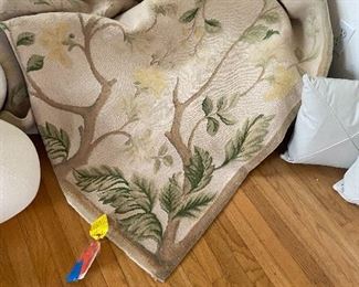 another view of the rug with more accurate color.