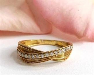 White Diamond and Bright 18K Yellow Gold Ring