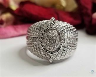 Diamonds in a Unique Circle Design .925 Silver Ring
