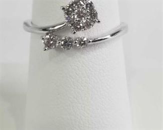 18K White Gold with Brilliant Cut Diamonds Ring